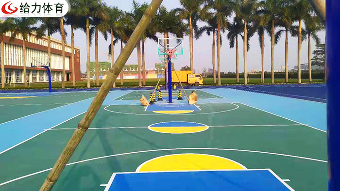 召喚廣東籃球架廠家  廣東給力體育閃現安裝戶外籃球架獲好評