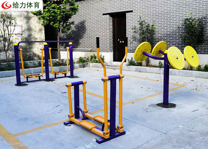 公園里的健身器材 公園里的健身器材